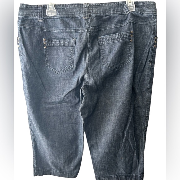 Contrast brand denim capris - Picture 2 of 4